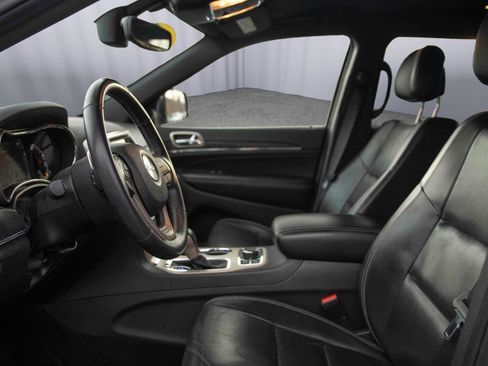 Used 2017 Jeep Grand Cherokee Limited image 2