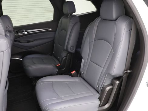 Used 2023 Buick Enclave Essence image 12