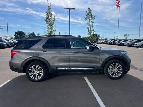 Used 2023 Ford Explorer XLT w/ Equipment Group 202A AWD/4WD image 4