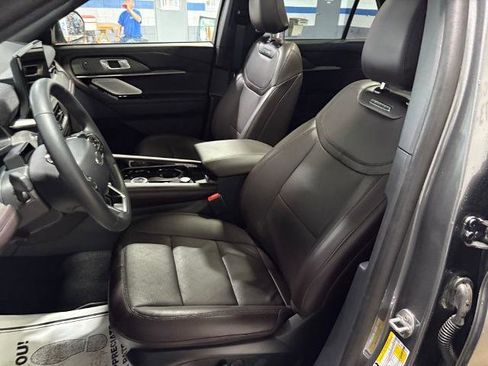 Certified 2025 Ford Explorer Platinum AWD/4WD image 8