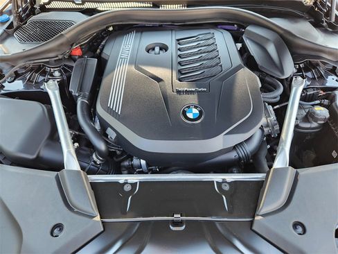 Used 2022 BMW 540i xDrive w/ Premium Package image 32