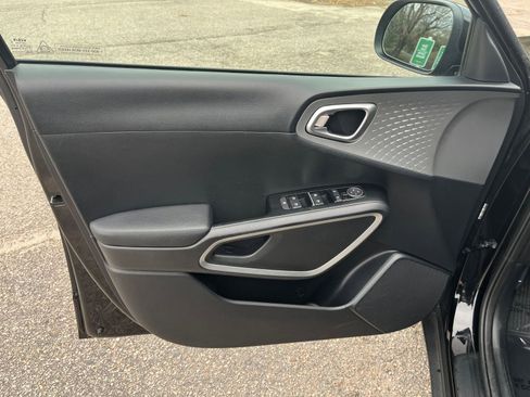 Used 2025 Kia Soul LX w/ LX Technology Package image 18
