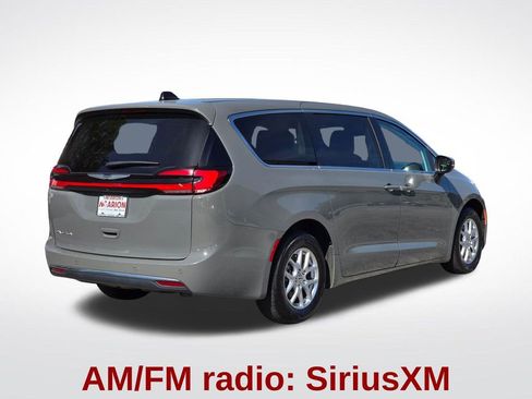 Used 2023 Chrysler Pacifica Touring-L FWD image 21