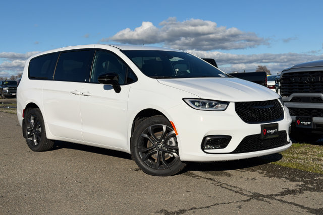 New 2026 Chrysler Pacifica Select AWD/4WD image 2