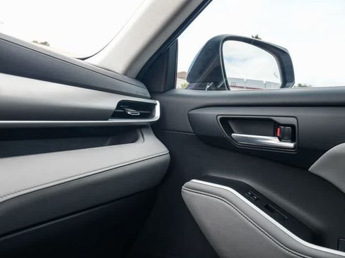 Used 2023 Toyota Highlander XLE FWD image 25