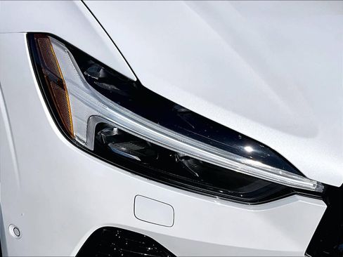 Used 2026 Volvo XC60 B5 Ultra w/ Climate Package image 31