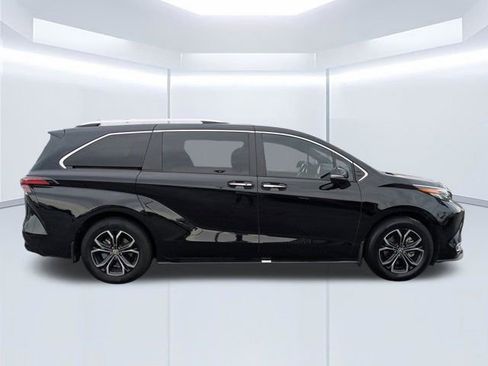 Used 2025 Toyota Sienna Platinum AWD/4WD image 3