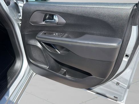 Used 2026 Chrysler Pacifica Select image 10