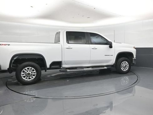 Used 2022 Chevrolet Silverado 2500 LT AWD/4WD image 3