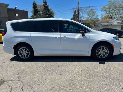 Used 2025 Chrysler Pacifica Select image 4