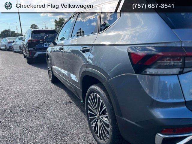 Used 2025 Volkswagen Taos SE FWD image 8