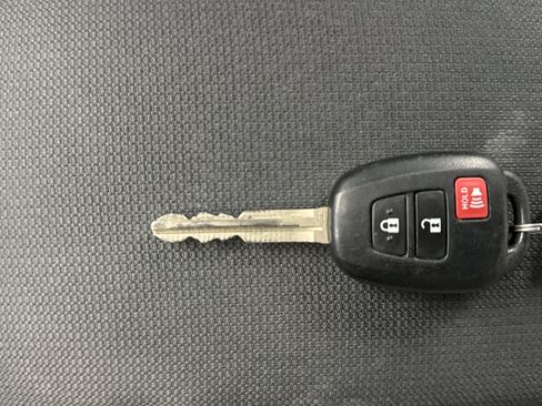 Used 2023 Toyota Corolla Cross L image 21