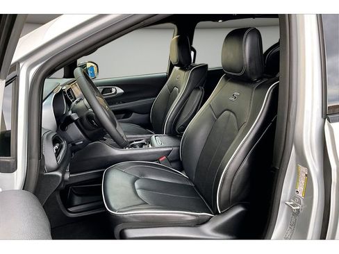 Used 2026 Chrysler Pacifica Premium FWD image 24