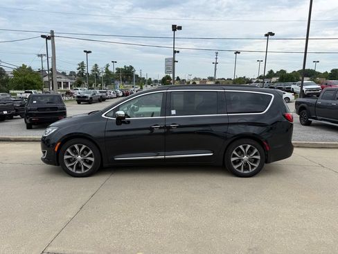Used 2018 Chrysler Pacifica Limited w/ Tire & Wheel Group FWD image 9
