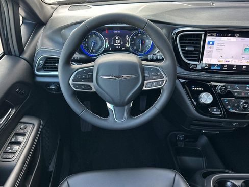 New 2026 Chrysler Pacifica Select image 11