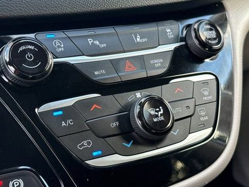 Used 2023 Chrysler Pacifica Touring-L image 23