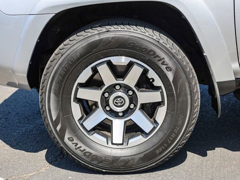 Certified 2020 Toyota 4Runner TRD Off-Road Premium w/ Moonroof Package AWD/4WD image 30