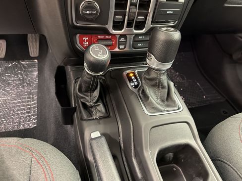 Used 2024 Jeep Wrangler Unlimited Rubicon w/ Convenience Group AWD/4WD image 17