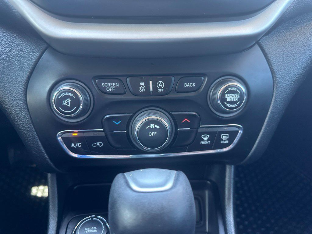 Used 2018 Jeep Cherokee Latitude Plus w/ Cold Weather Group AWD/4WD image 4
