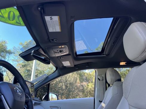 Used 2024 Toyota Sienna Limited image 22