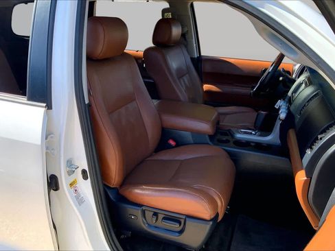 Used 2017 Toyota Sequoia Platinum RWD image 9