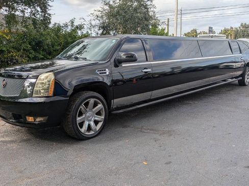 Used 2011 Chevrolet Suburban LS image 2