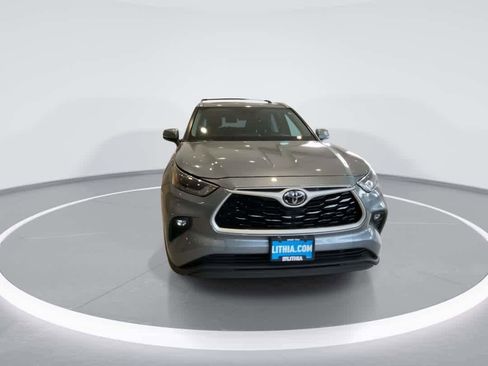 Certified 2021 Toyota Highlander XLE AWD/4WD image 3
