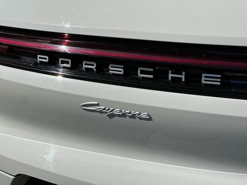 Certified 2025 Porsche Cayenne AWD/4WD image 32
