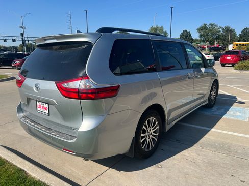 Used 2019 Toyota Sienna XLE image 6