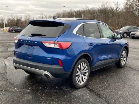 Used 2022 Ford Escape Titanium image 3