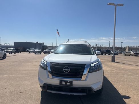 Certified 2025 Nissan Pathfinder SL image 5