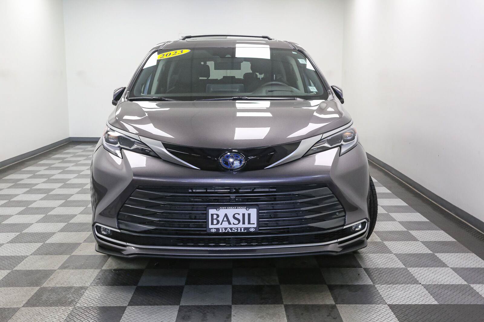 Used 2023 Toyota Sienna Platinum AWD/4WD image 3