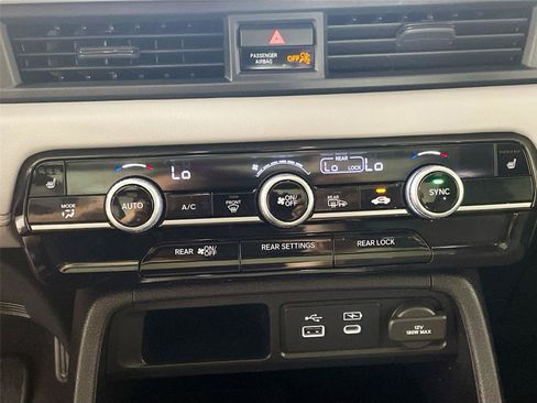 Used 2024 Honda Pilot Touring image 9