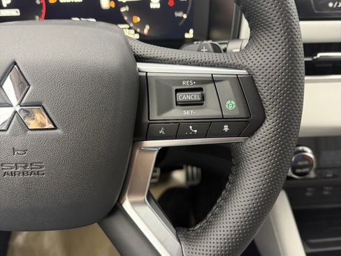 New 2025 Mitsubishi Outlander SE image 33