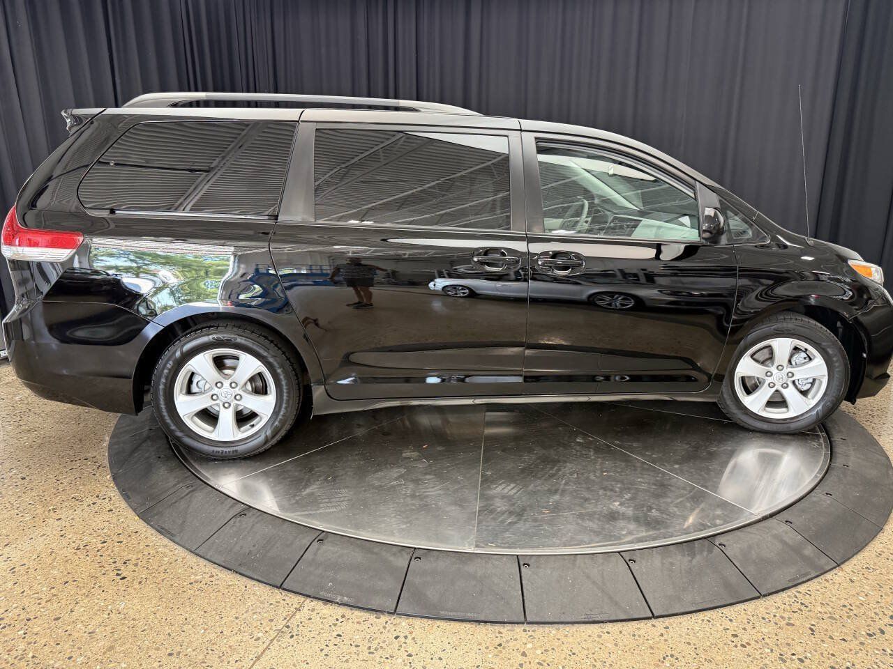 Used 2011 Toyota Sienna LE w/ Towing Pkg FWD image 10