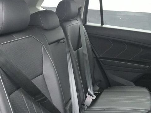 Used 2023 Volkswagen Tiguan SE AWD/4WD image 13