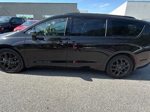 Used 2025 Chrysler Pacifica Limited FWD image 11