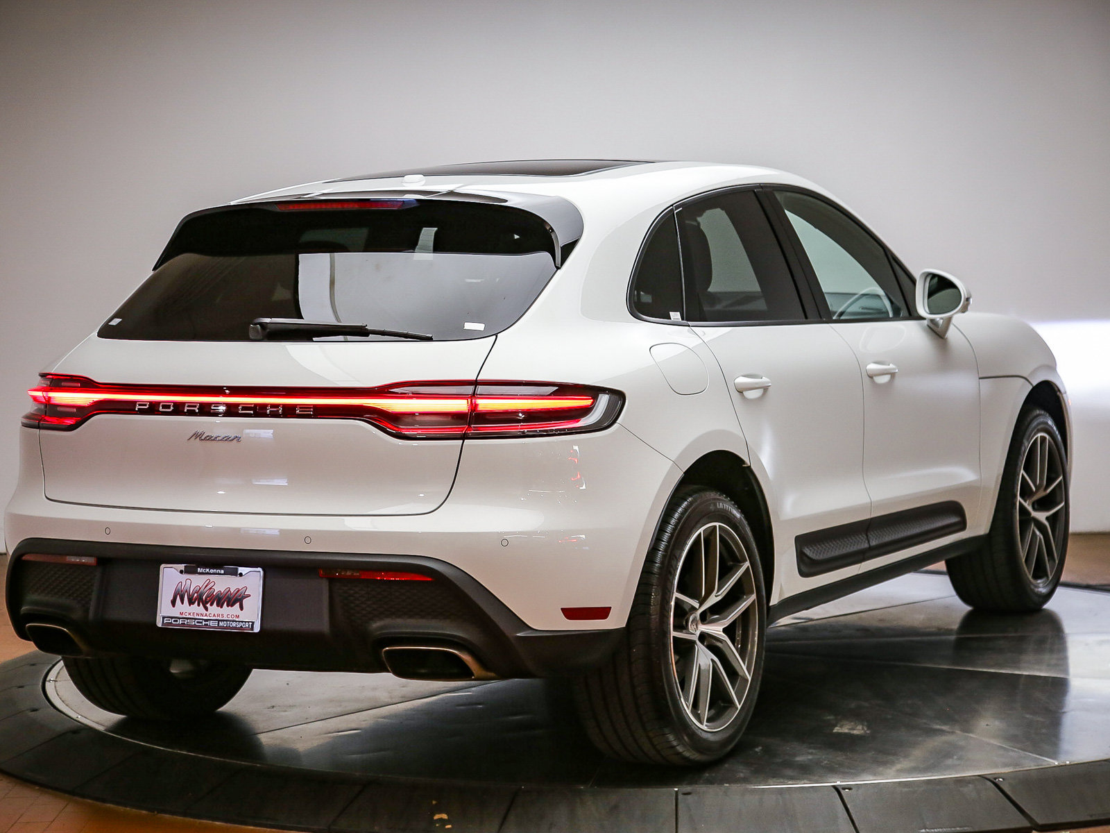 Certified 2026 Porsche Macan AWD/4WD image 7