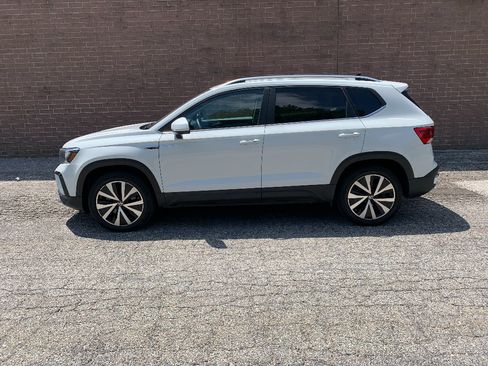 Used 2023 Volkswagen Taos SE w/ Panoramic Sunroof Package AWD/4WD image 19