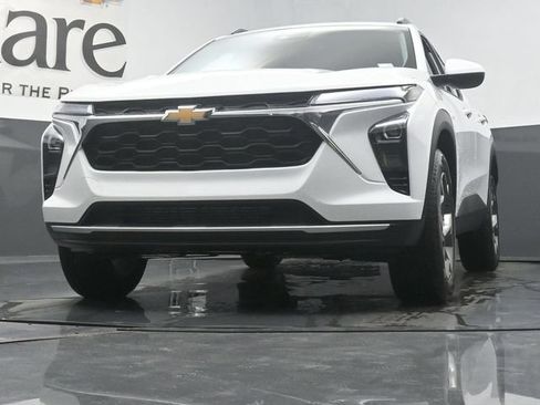 Used 2025 Chevrolet Trax LT w/ Driver Confidence Package FWD image 34