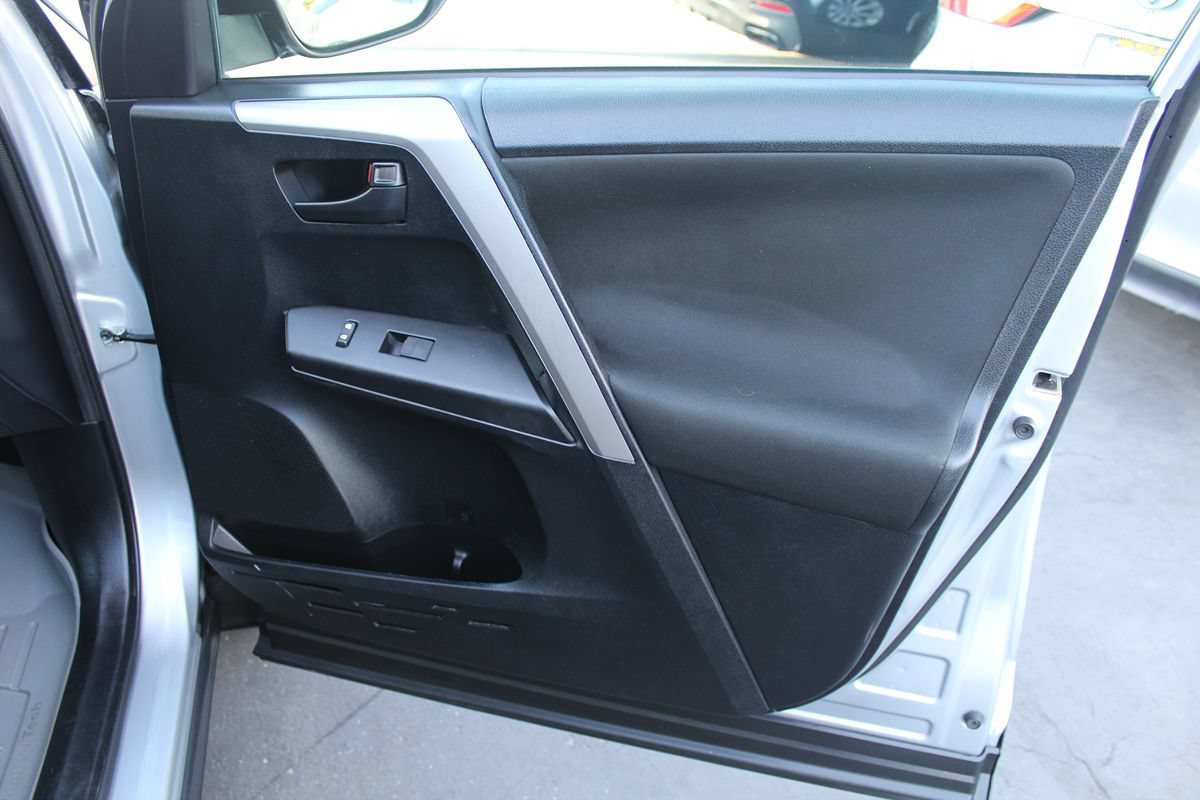 Used 2018 Toyota RAV4 LE FWD image 18