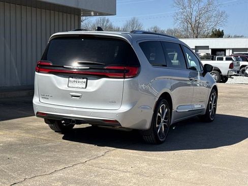 Used 2023 Chrysler Pacifica Pinnacle w/ Trailer Tow Group image 3