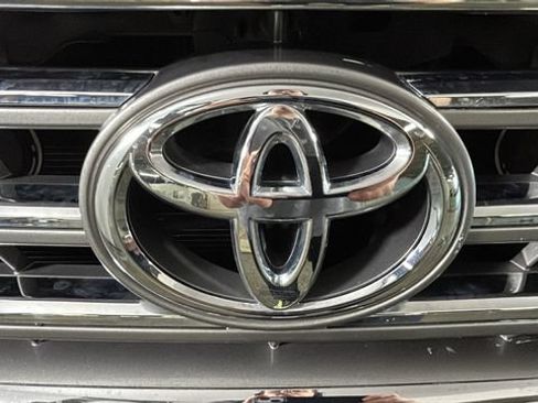 Used 2010 Toyota Highlander Limited AWD/4WD image 8