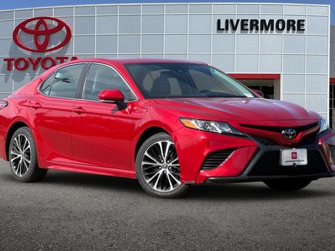 Used 2019 Toyota Camry SE w/ Convenience Package FWD image 2