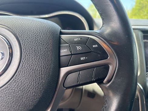 Used 2018 Jeep Grand Cherokee Laredo image 8