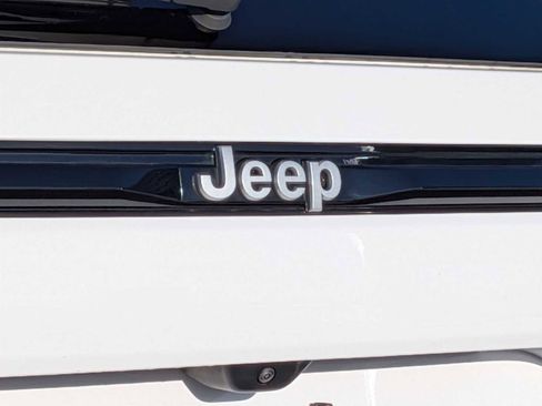 Used 2024 Jeep Grand Cherokee Laredo X image 11