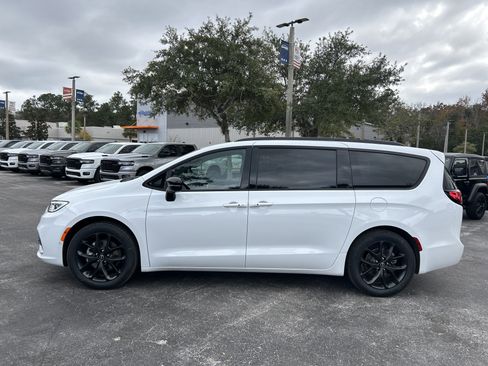 New 2026 Chrysler Pacifica Select w/ S Appearance Package image 4