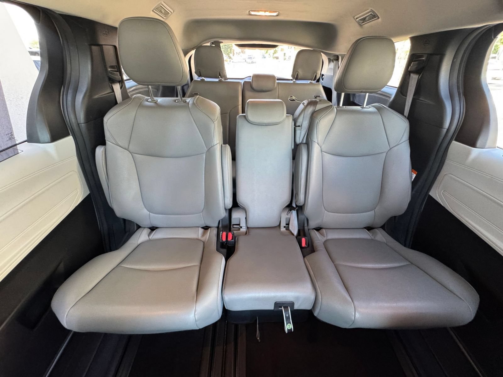 Used 2025 Toyota Sienna XLE FWD image 41
