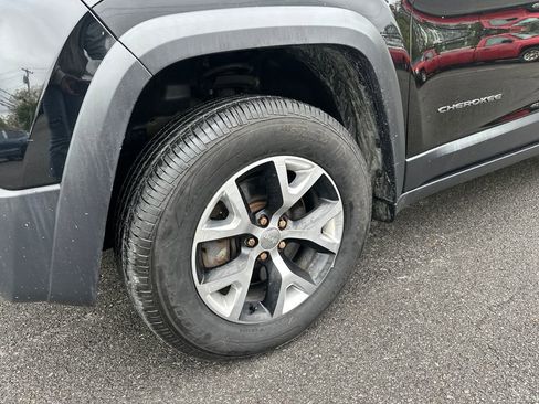 Used 2017 Jeep Cherokee Trailhawk w/ Cold Weather Group AWD/4WD image 2