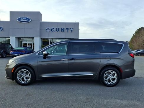 Used 2023 Chrysler Pacifica Limited image 5